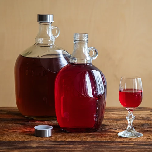 Demižons Dama 1,5 l, ar metāla skrūvējamo vāciņu Ø 43 mm un rokturi - 6