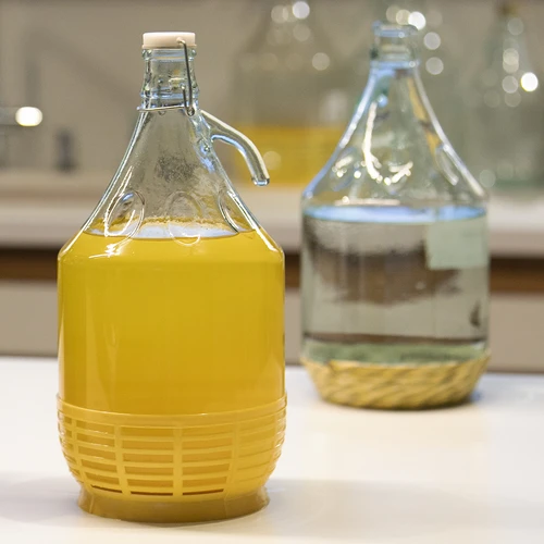 Demižons Dama 5 l - plastmasas grozs, stiepļu mehāniskā aizdare - 4