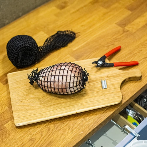 Melns gaļas izstrādājumu tīkls ar izmēriem 18 cm x 5 m, ar karstumizturību līdz 220°C - 5