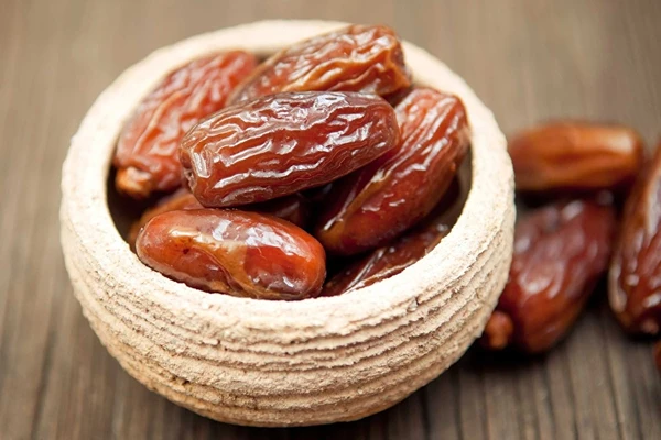 Plūmju-dateļu uzlējums