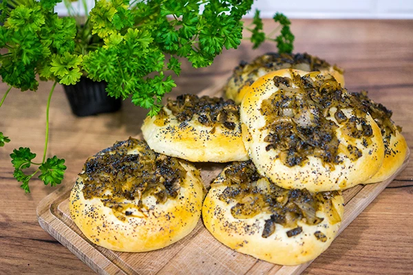 Rauga sīpolmaizītes ar šampinjoniem