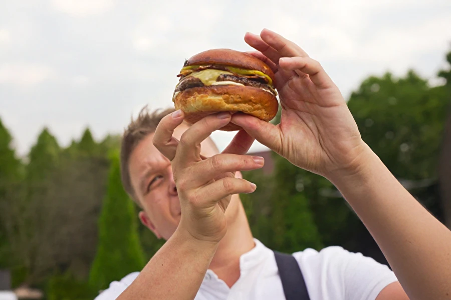 Browin Przepiśnik - Burgers ar banānu kečupu, bekonu un viskija majonēzi