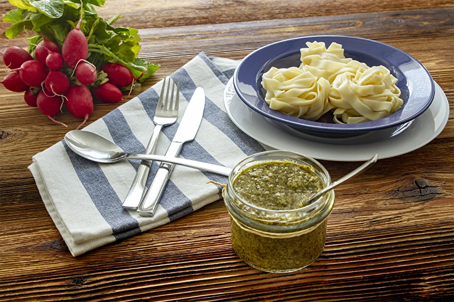 Pesto no redīsu lapām